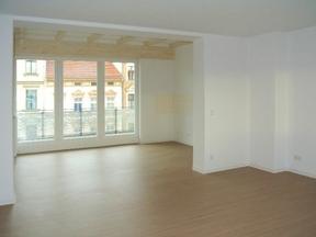 Bezugsfertiger Wohnraum mit großer Fensterfront