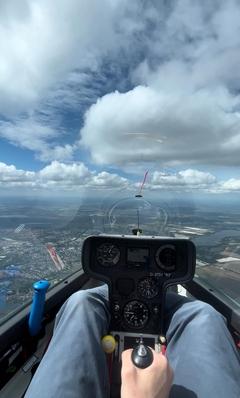 Über den Wolken aus der Perspektive des Piloten