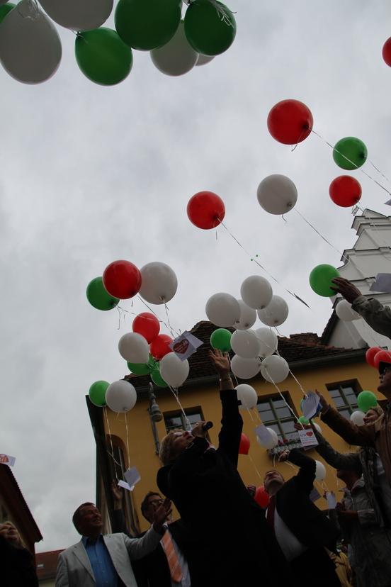 "Der Wind steht günstig, die Ballons mit den Kreisfrei!-Aufklebern fliegen sicher bis Potsdam"