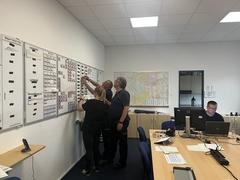 Einsatzbesprechung in der Leitstelle.