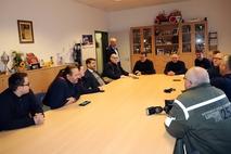 Steffen Scheller im Gespräch mit Kameraden.