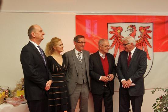 Ministerpräsident Dr. Dietmar Woidke, Matthias Platzeck mit seiner Frau, Manfred Stolpe und Außenminister Dr. Frank-Walter Steinmeier
