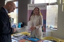 Der Oberbürgermeister schmunzelte beim Ansehen der Borschüren.