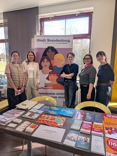 5 Frauen an einem Messestand.