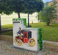 Verewigt in der Ritterstraße – die einst in E. P. Lehmanns Blechspielwarenfabrik hergestellte Motorkutsche.