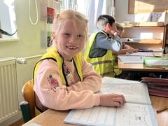 Erstklässlerin mit Warnweste