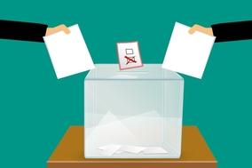 Wahlurne und Stimmzettel