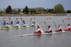 Kajak-Boote im sportlichen Wettstreit.