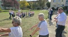 Zur Einweihung hatten Nordmännchen-Kinder ein Programm vorbereitet und die Gäste zum Mitmachen animiert..