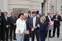 Dietlind Tiemann übergibt die einstimmige Stellungnahme der Stadtverordnetenversammlung Brandenburg an der Havel an die Landtagspräsidentin MdL Britta Stark