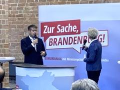 Oberbügermeister Steffen Scheller spricht beim Bürgerdialog