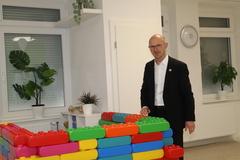 Daniel Keip versuchte selbst Legosteine zu legen.