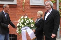 Kranzniederlegung Dr. Dietlind Tiemann mit Generalstaatsanwalt Dr. Erardo Rautenberg (rechts) und Dr. Helmut Müller-Enbergs (links), wissenschaftlicher Mitarbeiter der Abteilung Bildung und Forschung der BStU