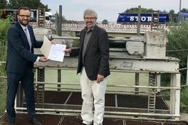 Zwei Männer am Wehr