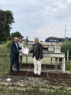 Zwei Männer am Wehr