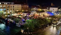 Der bunt geschmückte Weihnachtsmarkt aus der Vogelperspektive