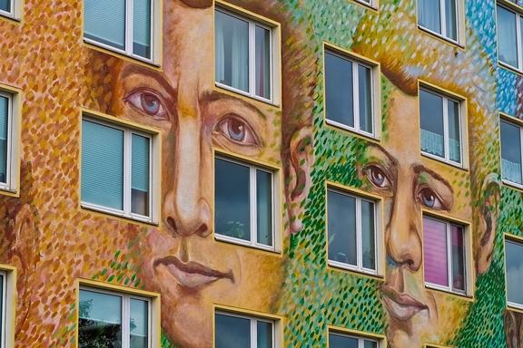 Eine Fassade bemalt mit Gesichtern