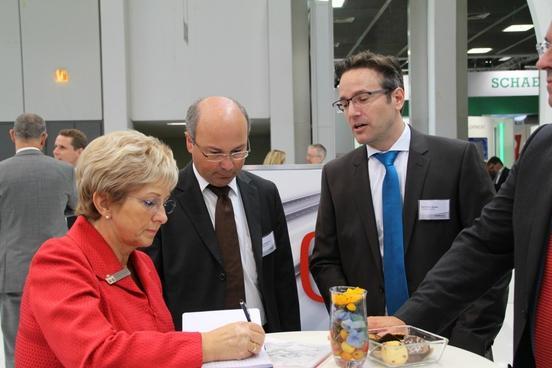Oberbürgermeisterin Dr. Dietlind Tiemann im Gespräch mit der Geschäftsführung der voestalpine AG