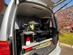 Einblick in den Kofferraum eines "Flitzerblitzer"-Autos