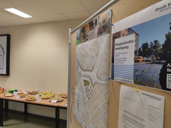 Plakate an einer Pinnwand mit dem Entwurf auf der Informationsveranstaltung