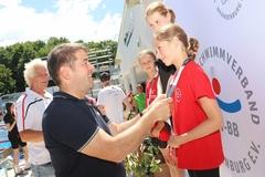 Oberbürgermeister Steffen Scheller überreichte mit LSB-Präsident Karl-Heinz Hegenbart Schwimmern die begehrten Medaillen