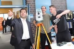 Bei den städtischen Vermessern können Entfernungen geschätzt werden.