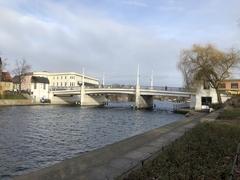 Seitenansicht der Jahrtausendbrücke