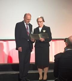 Dr. Axel Reimann erhält seine Ruhestandsurkunde.