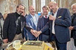 Anschneiden der Jubiläumstorte beim 20. Touristikerfrühschoppen.