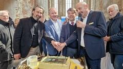 Anschneiden der Jubiläumstorte beim 20. Touristikerfrühschoppen.