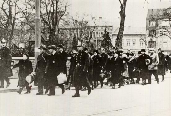 Am 13. April 1942 mussten sich die Brandenburger Juden und Jüdinnen zur Deportation zum Bahnhof der Stadt begeben, die 52 Menschen wurden von der Polizei eskortiert (Foto: Stadtmuseum Brandenburg an der Havel)