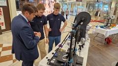 Oberbürgermeister Steffen Scheller am 3D-Druck-Stand der ZF Getriebe Brandenburg GmbH.