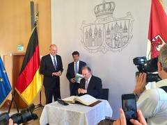 Eintrag in das Goldene Buch der Stadt von Dr. Reiner Haseloff, Ministerpräsident des Landes Sachsen-Anhalt