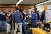 Blcik auf Messestände.