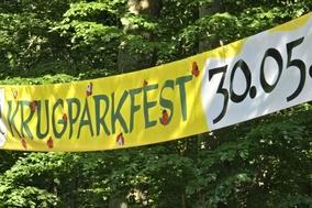 Vor Ort wird plakativ fürs Krugparkfest geworben.