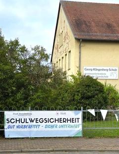 Zum Schuljahrestart wird an den Grundschulen der Stadt mittels Bannern für Schulwegsicherheit geworben.
