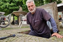 Peter Lenk von der beauftragten Fachfirma AquaActive drehte das Wasser für den Bollmann-Brunnen auf.
