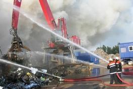 Einsatzkräfte bei der Brandbekämpfung auf dem TSR-Gelände