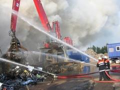 Einsatzkräfte bei der Brandbekämpfung auf dem TSR-Gelände