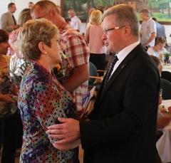 Dietlind Tiemann verabschiedet sich von Bernd Kreykenbohm.