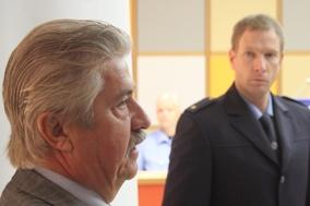 Die Leiter des Ordnungsamtes und der Polizeiwache stellen die Vorteile des neuen Sicherheitszentrums vor