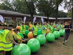 Drums Alive® Battle 2.0 auf grünen Bällen.