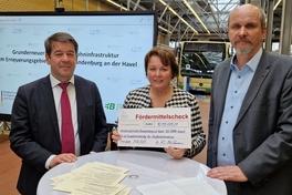 Dr. Ina Bartmann überreichte im Beisein von Oberbürgermeister Steffen Scheller den Förderscheck an VBBr-Chef Jörg Vogler.