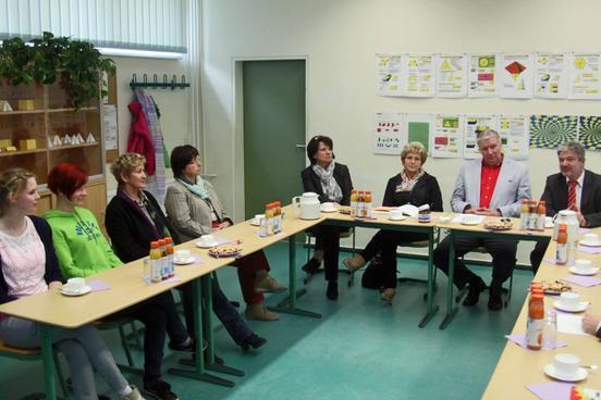 Gesprächsrunde in der Otto-Tschirch-Oberschule mit Schulleiter, Lehrer und zwei Schülerinnen der 10. Klasse
