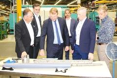 Minister Keller lässt sich die Funktionsweise einer Welle erklären.