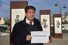 Oberbürgermeister Steffen Scheller vor der Brandenburger Holocaust-Gedenkstätte.