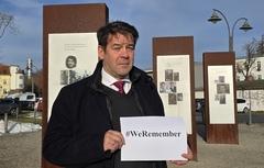 Oberbürgermeister Steffen Scheller vor der Brandenburger Holocaust-Gedenkstätte.