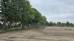Wegen dieser Baumreihe rückt der Kunstrasenplatz etwas näher an den Hauptplatz.