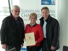 LRV-Ehrenpräsident und EM-Cheforganisator Hartmut Duif, Oberbürgermeisterin Dr. Dietlind Tiemann und Sportminister Günter Baaske (v.l.n.r.) mit dem Fördermittelbescheid.