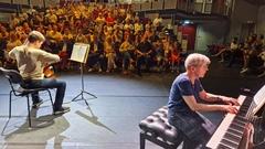 Für die musikalischen Zwischentöne sorgte die Musikschule "Vicco von Bülow", hier mit Jan Lindtner (Cello) und Annegret Immel (Klavier).